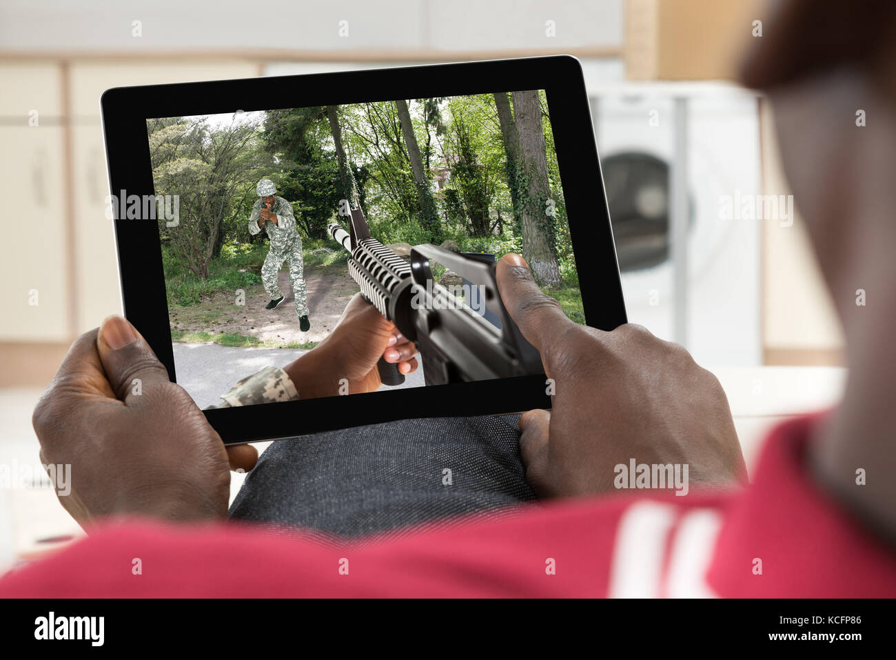 Close-up of a Man Playing Action Jeu sur sa tablette numérique Banque D'Images