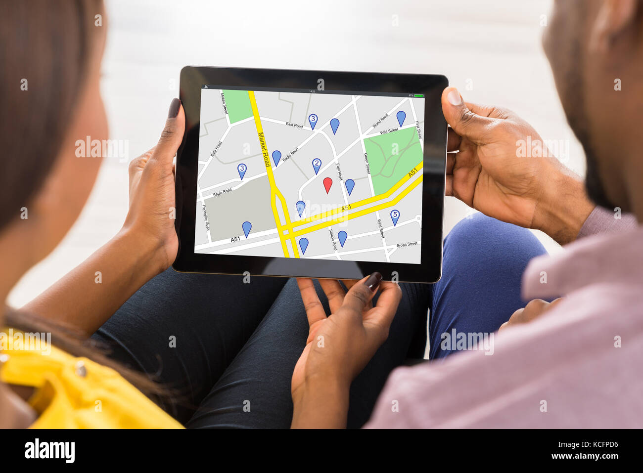 Close-up of Woman Holding Digital Tablet Showing Map GPS de navigation avec des pointeurs Banque D'Images