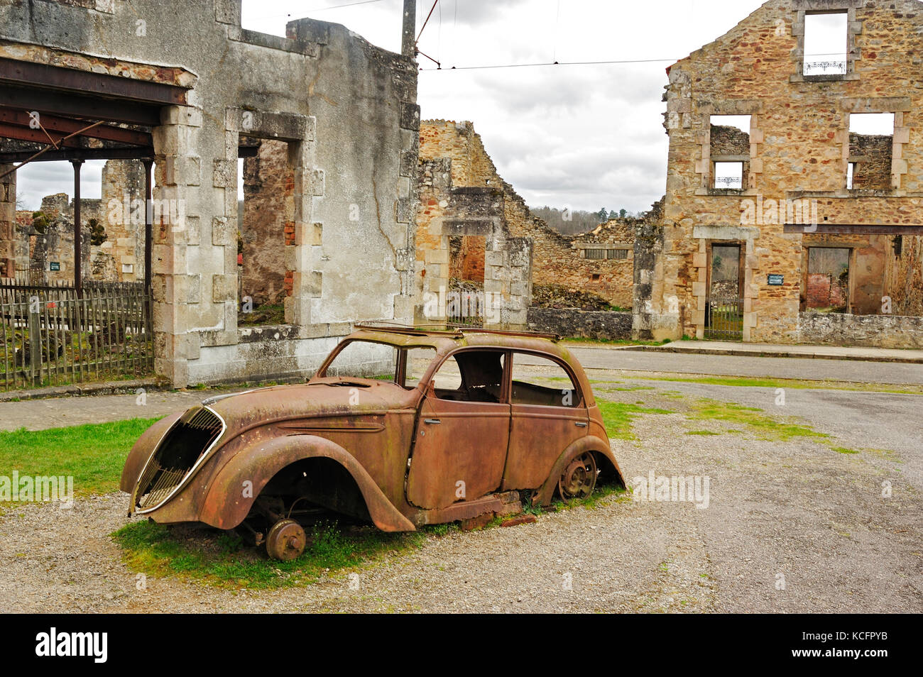 Peugeot 202 Location de ruines, oradour-sur-glane, Haute-vienne, limousin, france Banque D'Images