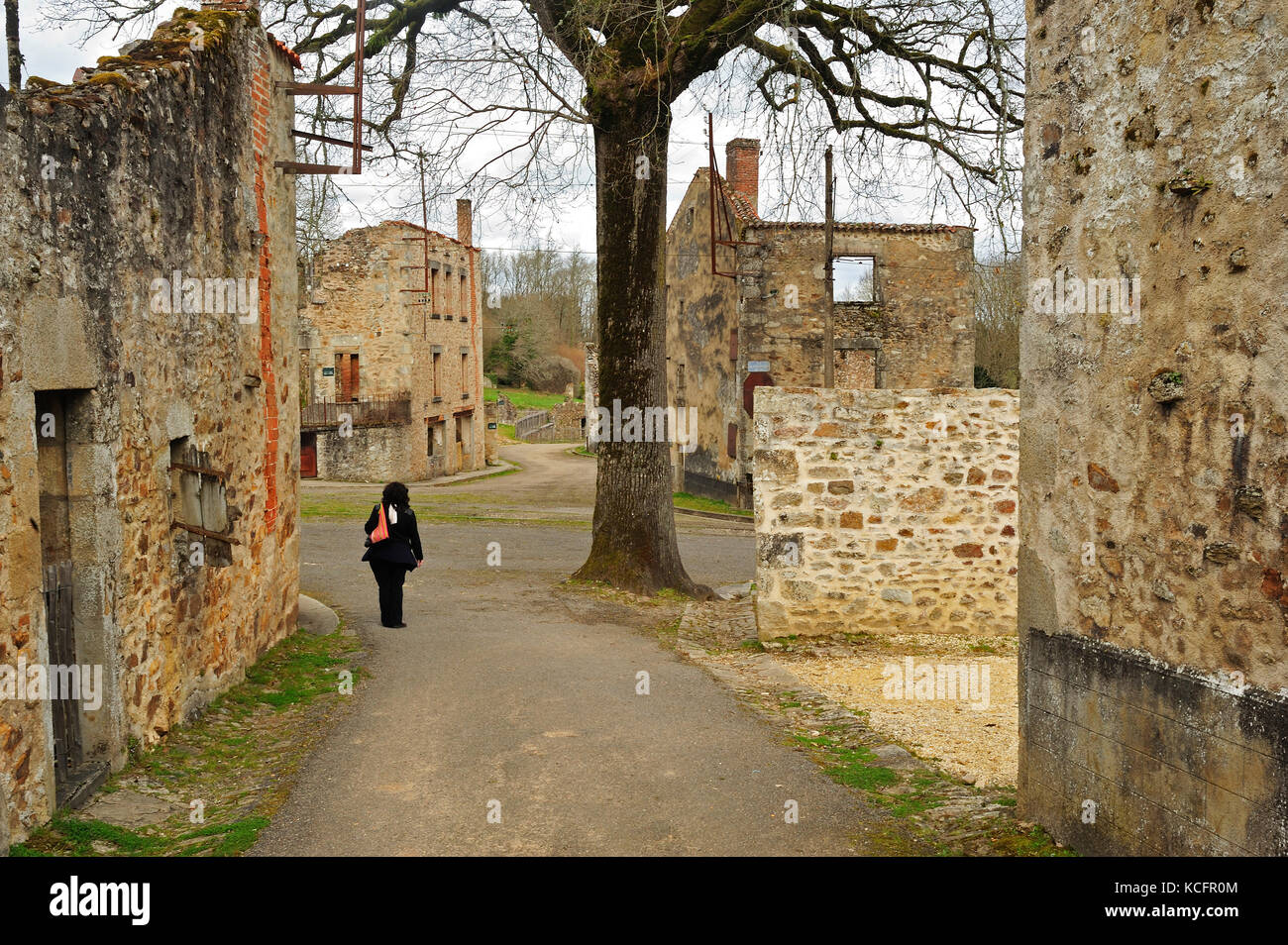 Rues vides, Oradour-sur-Glane, département de haute-Vienne, Limousin, France Banque D'Images