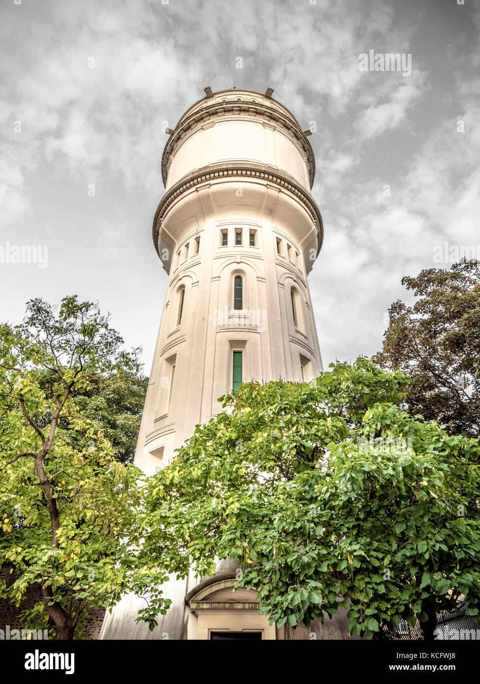 Belle photographie du château d'eau château d'eau de Montmartre à Paris, France avec la structure d'encadrement des arbres verts et gris ciel nuageux au-dessus Banque D'Images