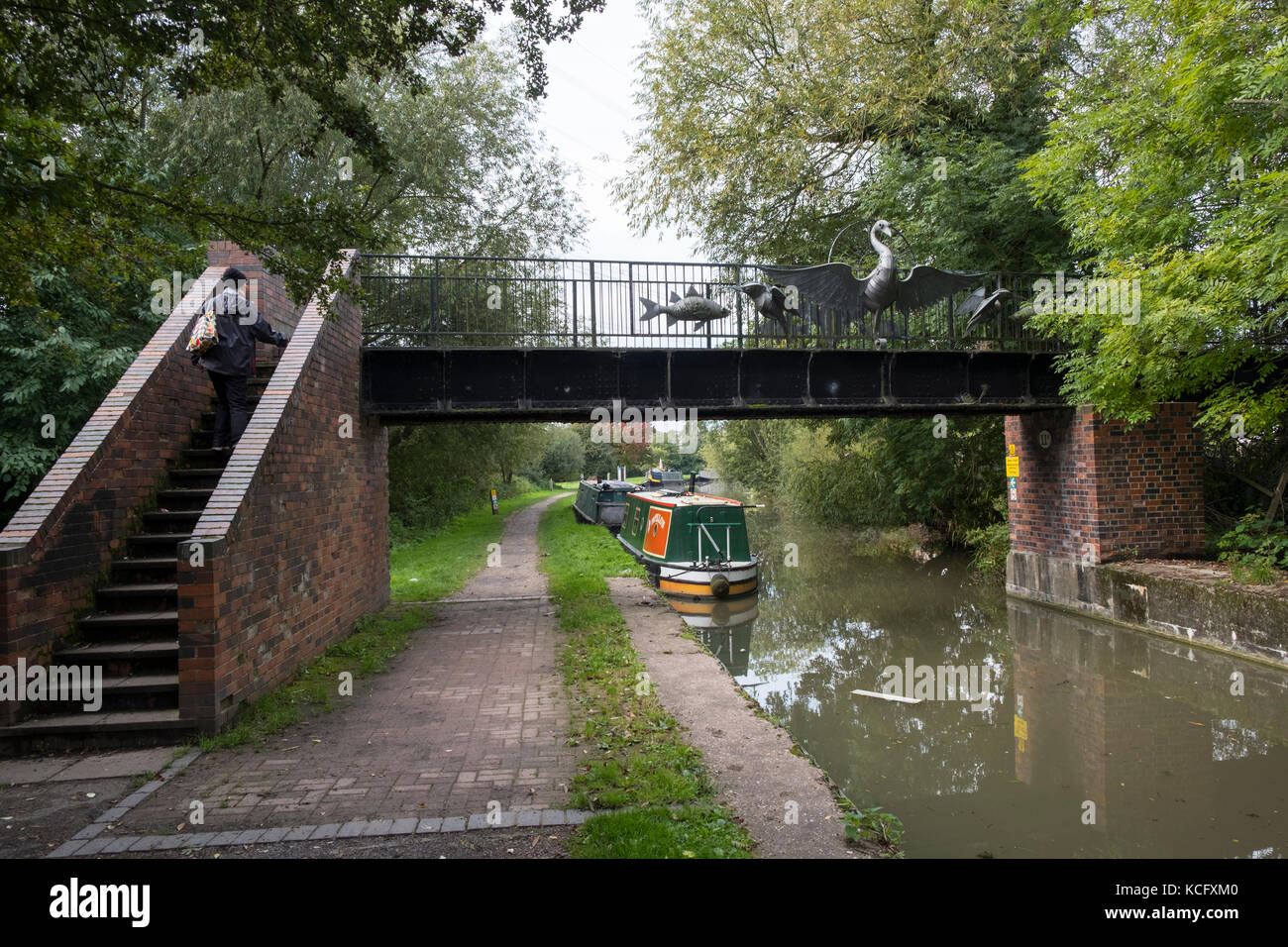 'Wings Over Water sculpture acier' par Walenty Pytel sur une passerelle à Hawksbury Junction, sur le Canal de Coventry Banque D'Images