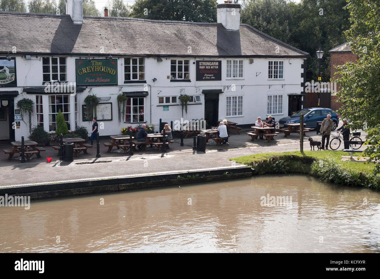 Le Greyhound Inn à Hawksbury Junction ou Sutton arrêt où le canal d'Oxford et le Canal Coventry rencontrez, a été au service de personnes au 1er canaux depuis les années 1800. Banque D'Images