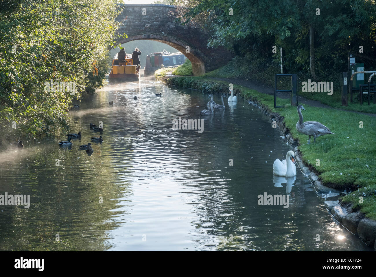 Un grand classique passe sous un pont à Newbold on Avon sur le canal d'Oxford. Banque D'Images