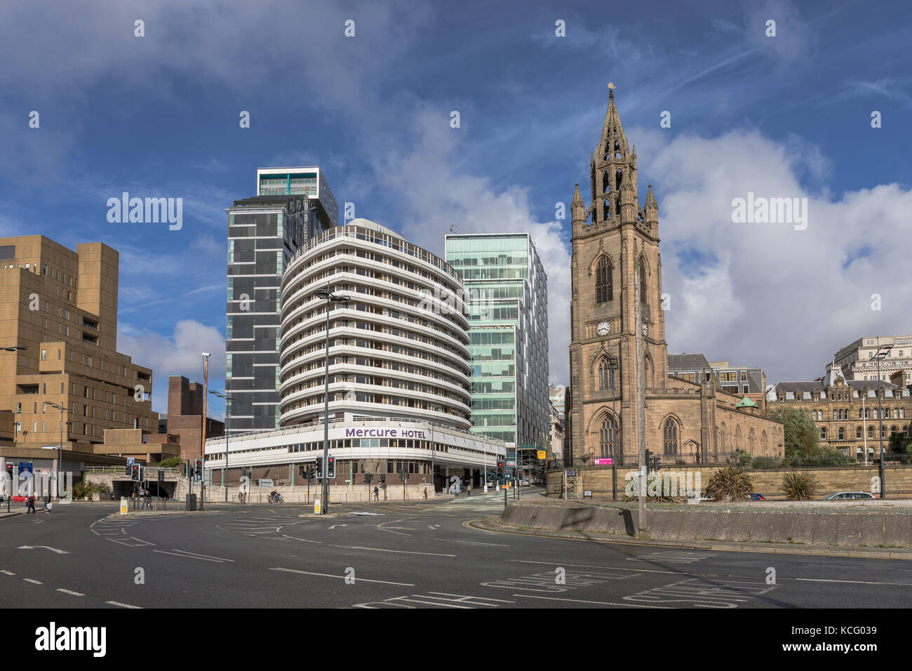 L'hôtel Mercure Hotel la tour de l'Atlantique de Liverpool et de l'église notre dame et saint Nicolas, Liverpool, Royaume-Uni Banque D'Images