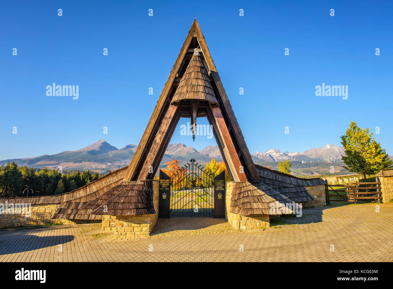Porte d'entrée du cimetière militaire allemand en automne avec les montagnes des Hautes Tatra en arrière-plan Banque D'Images