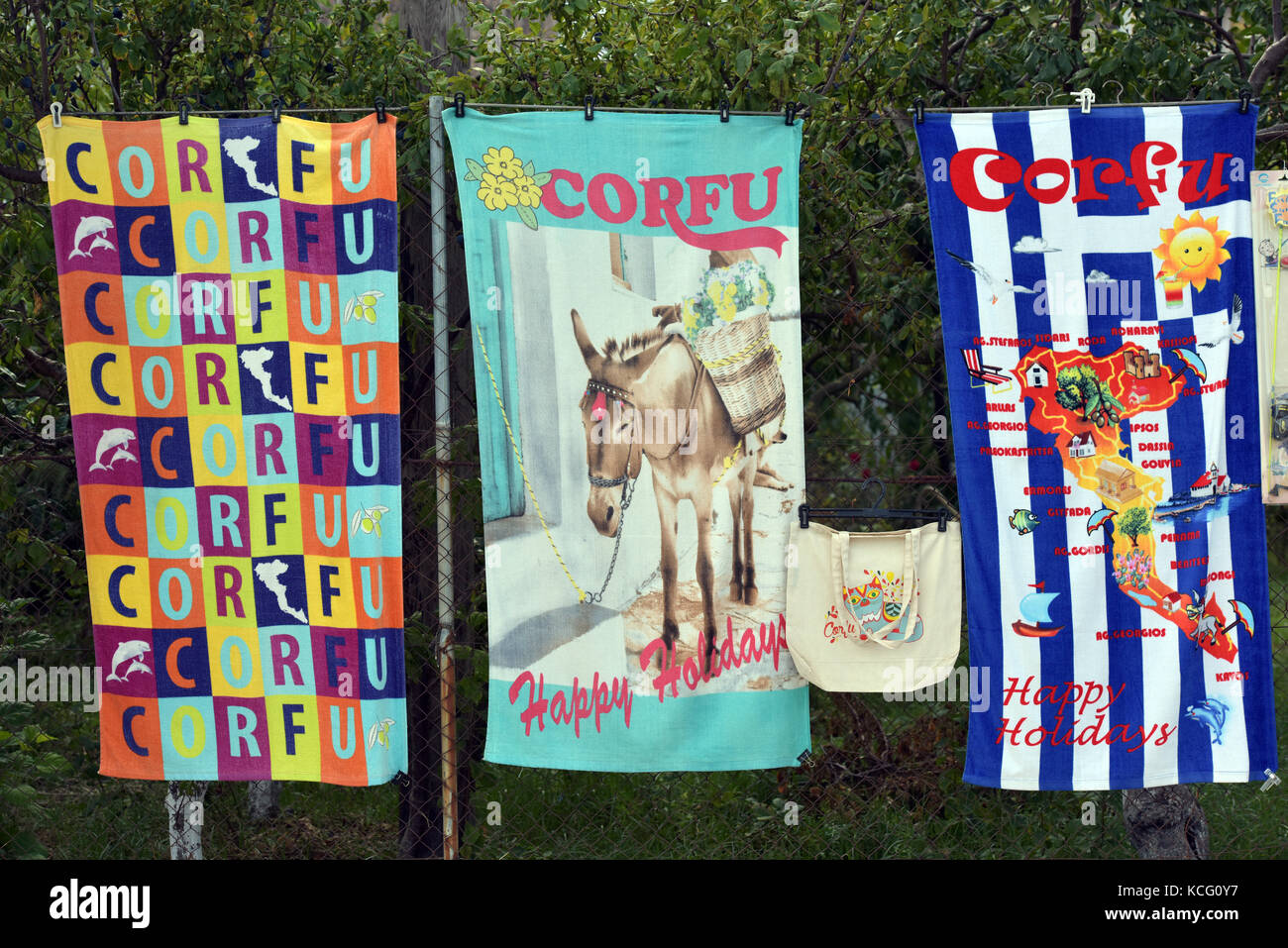 Des serviettes de plage aux couleurs vives à vendre à kassiopi sur l'île grecque de Corfou. cadeaux et souvenirs pour le séchage et la baignade sur les plages. Banque D'Images