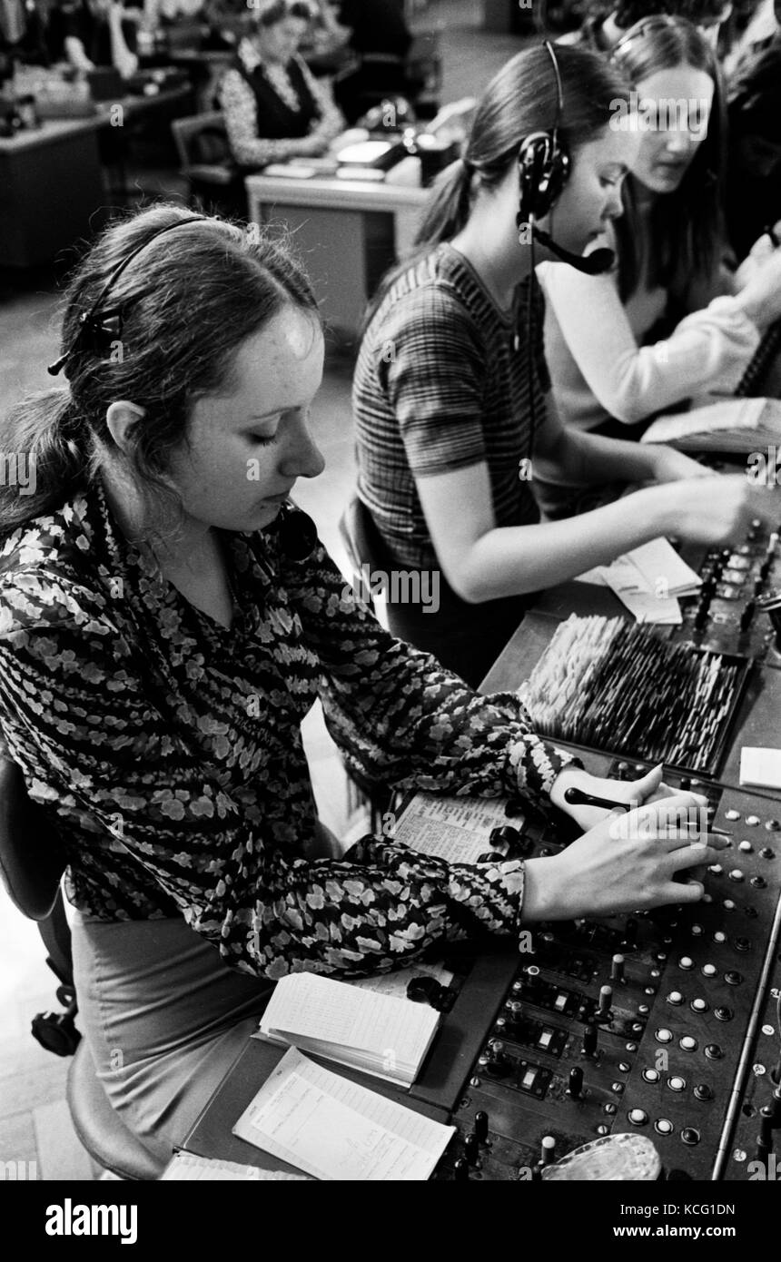 Appel téléphonique Centre London Uk femmes jeunes femmes le travail de bureau à Woking un standard téléphonique 1970 UK HOMER SYKES Banque D'Images