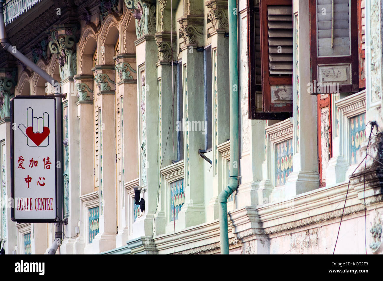 Fenêtres peintes de couleurs vives, Geylang, Singapour Banque D'Images