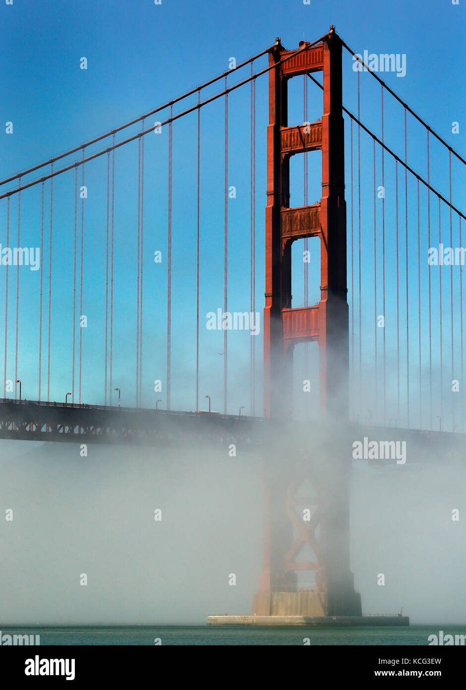Les rouleaux en brouillard sous le Golden Gate Bridge Banque D'Images