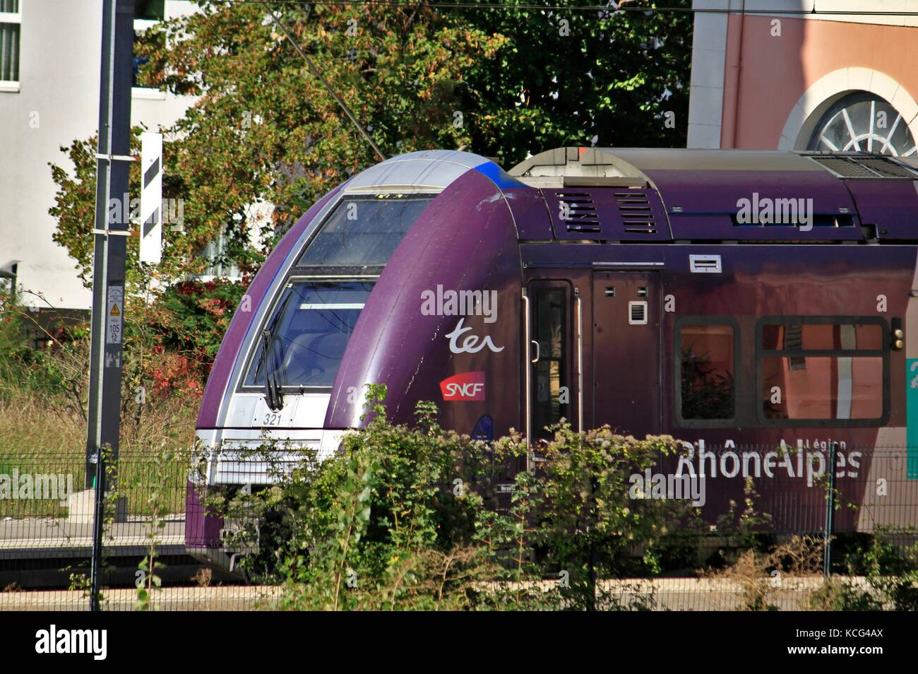 Train régional SNCF, Alstom, entrant dans une gare. Grenoble, Isère, Auvergne Rhône Alpes. Grenoble, FRANCE - 10/04/2017 train régional TER de Banque D'Images