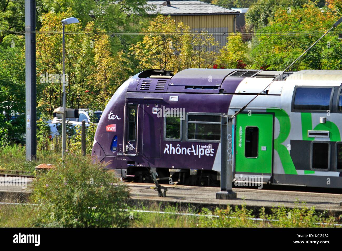 Train régional SNCF, Alstom, entrant dans une gare. Grenoble, Isère, Auvergne Rhône Alpes. Grenoble, FRANCE - 10/04/2017 train régional TER de Banque D'Images
