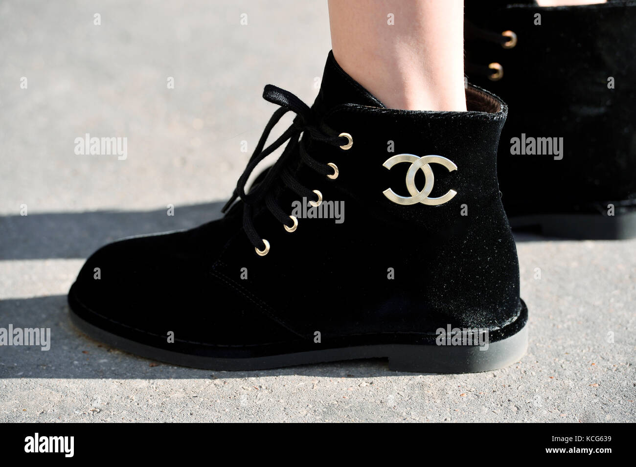 Street style Chanel - paris fashion week ss 2018 RTW Photo Stock - Alamy