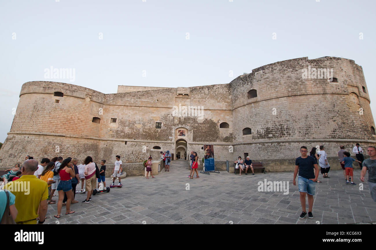 OTRANTO, ITALIE - 24 JUILLET 2017 : personnes en face du château de Monti de Corigliano d'Otranto, souvent utilisé pour des expositions et des événements Banque D'Images