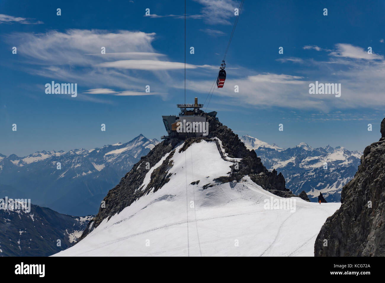 Punta Helbronner point de grande écoute et la station de téléphérique sur la frontière franco-italienne. Alpes. Banque D'Images