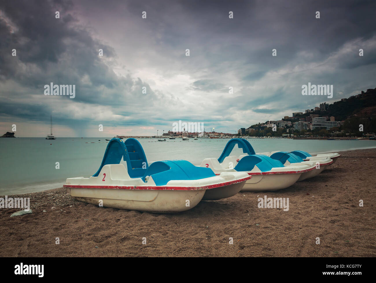 Des bateaux abandonnés sur la plage. Budva, Monténégro. Banque D'Images