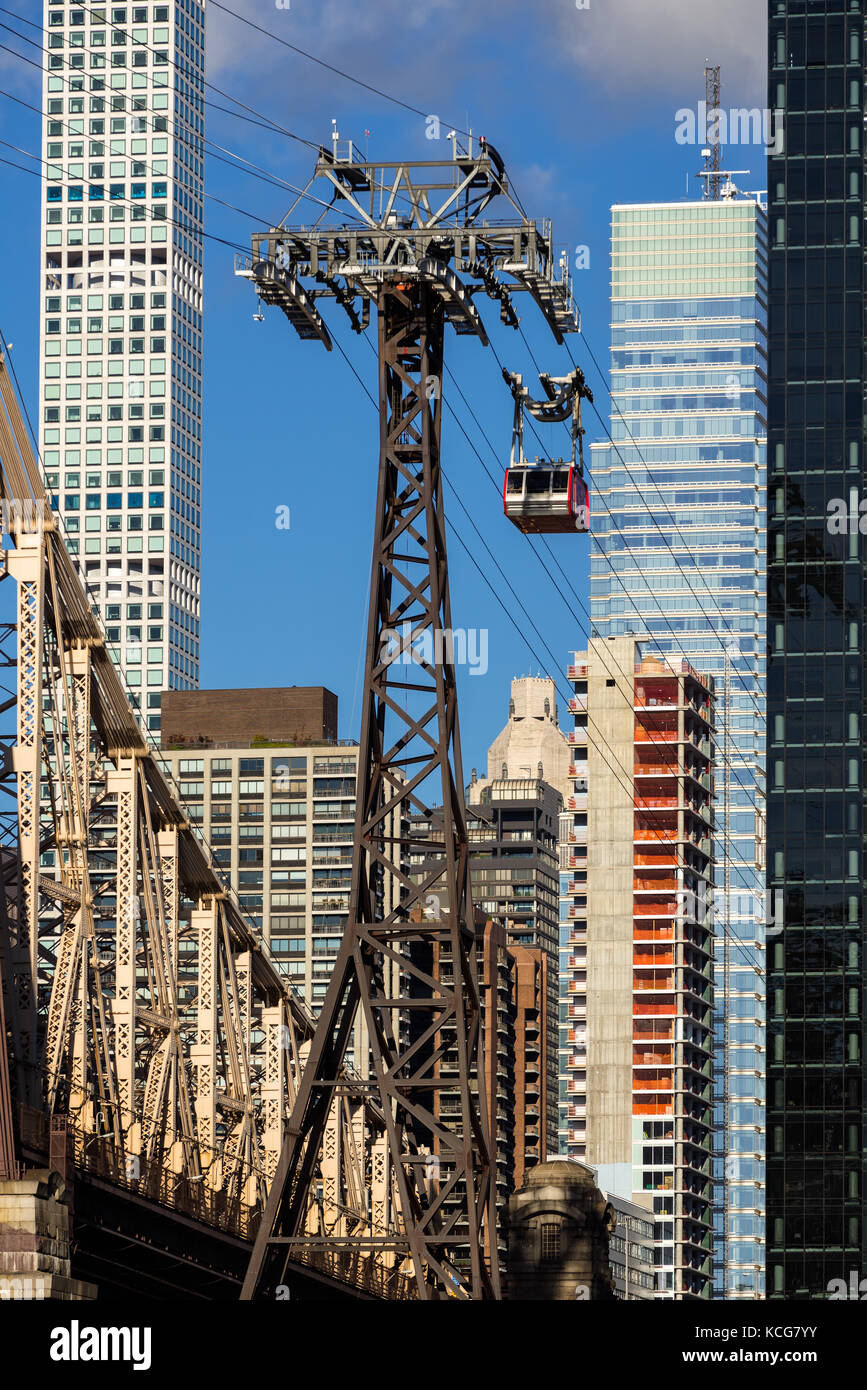 Roosevelt Island Tramway avec des gratte-ciel de MIdtown East (432 Park Avenue et Bloomberg Tower). Manhattan, New York City Banque D'Images