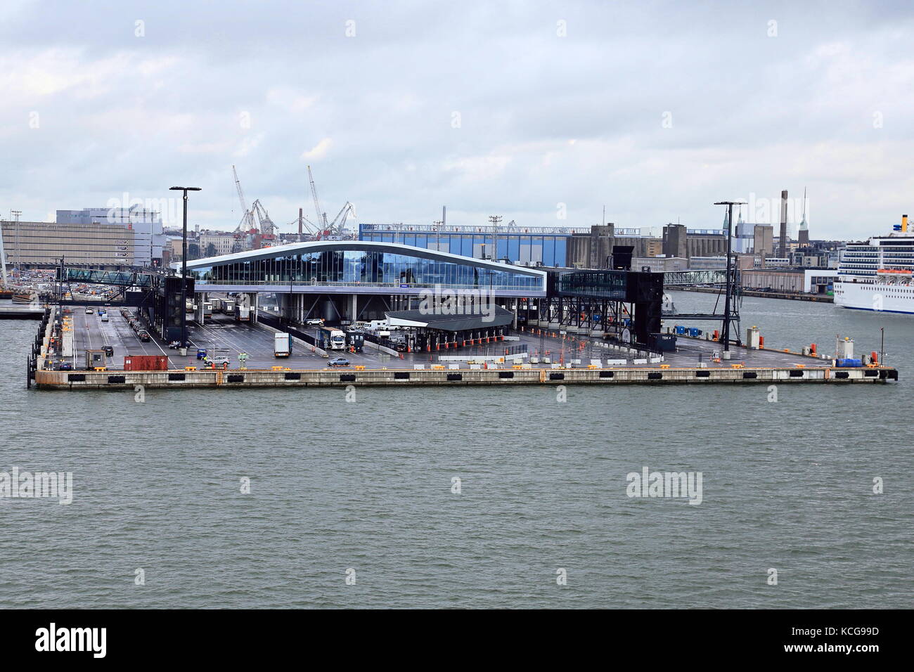 Le terminal 2 de l'Ouest moderne à Helsinki, Finlande vu de la mer Banque D'Images