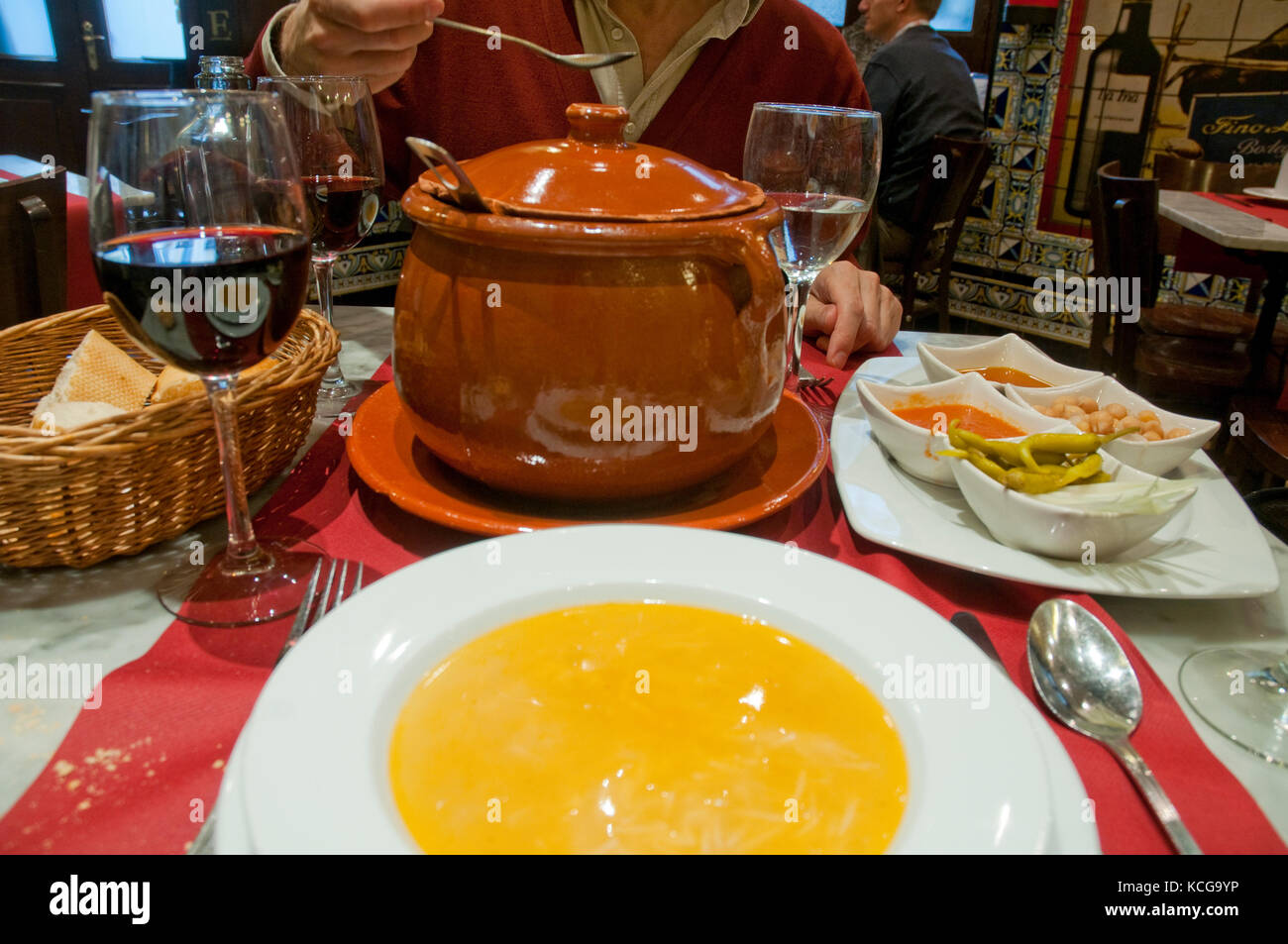 Cocido soupe dans un restaurant. Madrid, Espagne. Banque D'Images