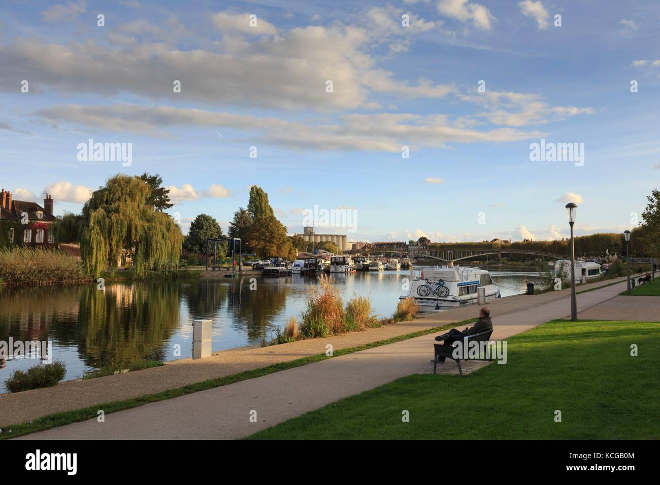 Rivière L'Yonne à Auxerre, Bourgogne, France. Banque D'Images