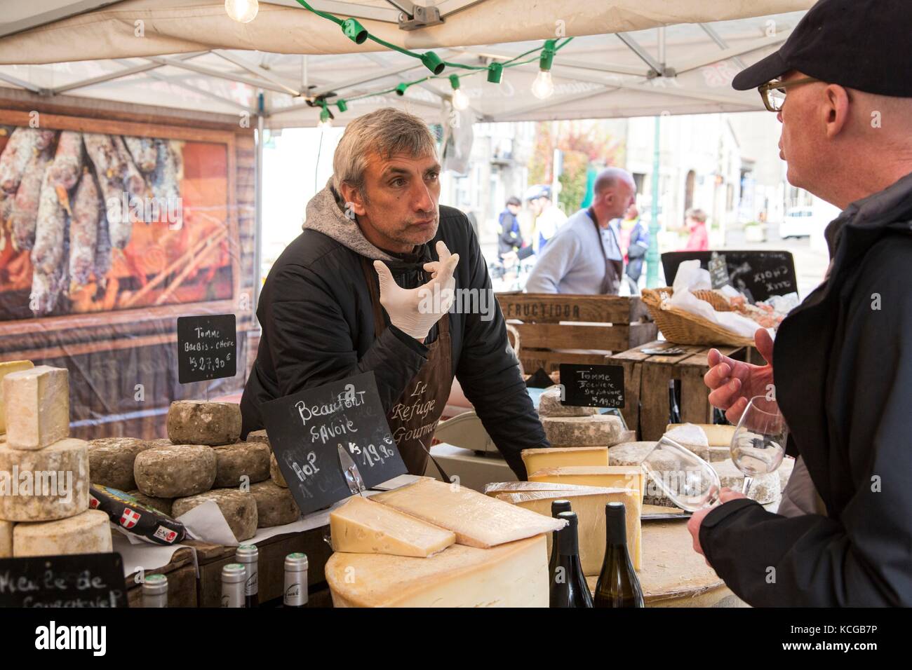L'enseignement d'un vendeur de fromage français correct touristiques, Nuits-Saint-Georges, près de Dijon, Bourgogne, France. Banque D'Images