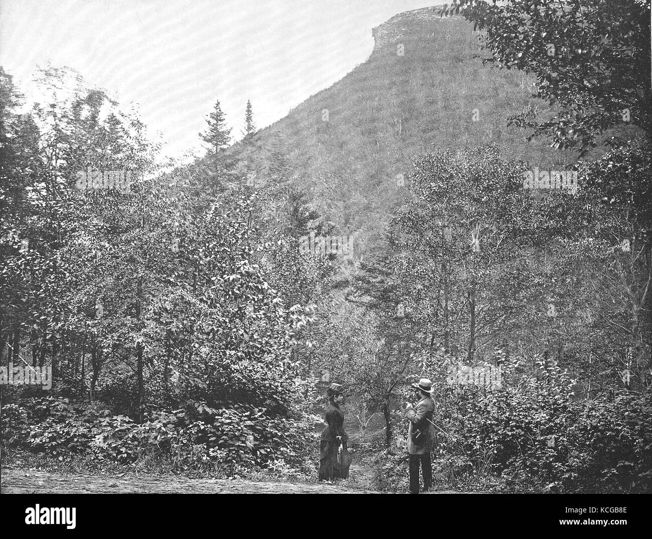 États-unis d'Amérique, New Hampshire, l'homme et la femme debout devant le franc de montagnes, la partie supérieure de la montagne ressemble à un visage humain, le profil de la Franconie, l'amélioration numérique reproduction d'une photo historique de l'année 1899 (estimé) Banque D'Images