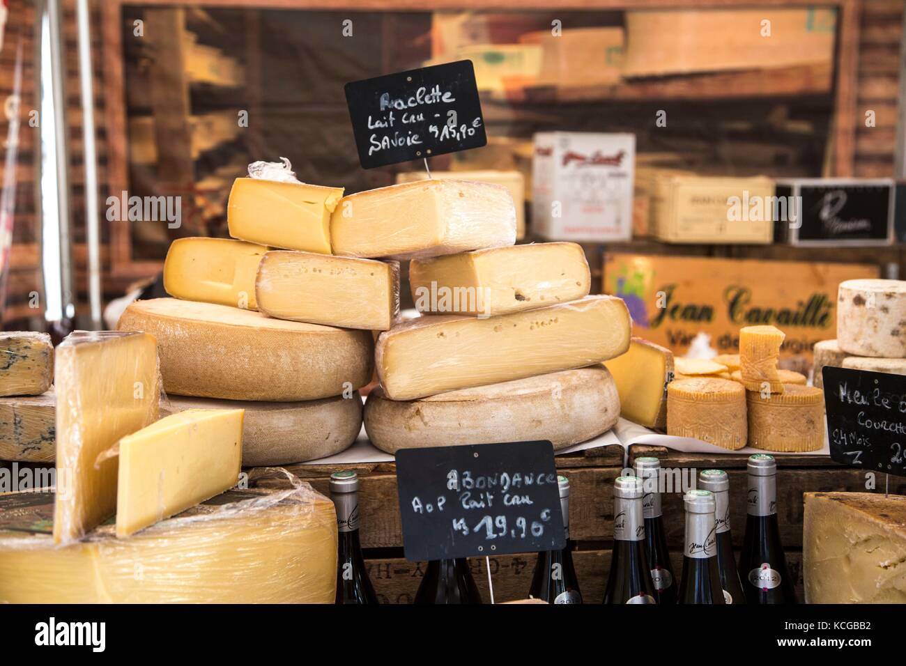 Monger fromage à Wine Festival, Festival, Nuits-Saint-Georges, près de Dijon, Bourgogne, France. Banque D'Images