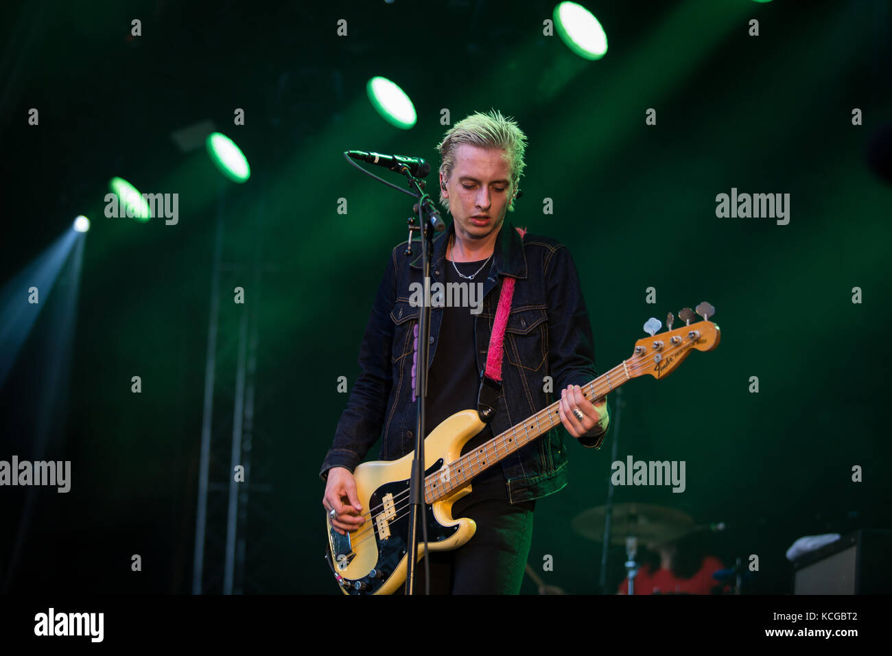 Le groupe de rock alternatif britannique Wolf Alice joue un concert au festival de musique norvégien Bergenfest 2016. Ici, le bassiste Theo Ellis est vu en direct sur scène. Norvège, 16/06 2016. Banque D'Images