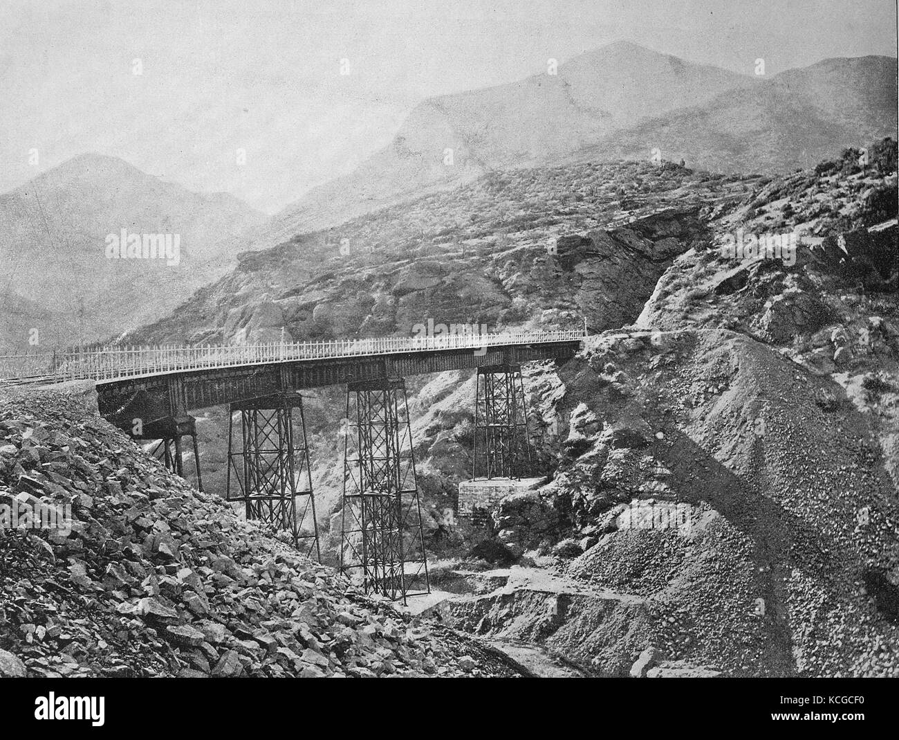 L'Amérique du Sud, Chili, le pont ferroviaire sur la ligne de chemin de Valparaiso à Santiago, l'amélioration numérique reproduction d'une photo historique de l'année 1899 (estimé) Banque D'Images