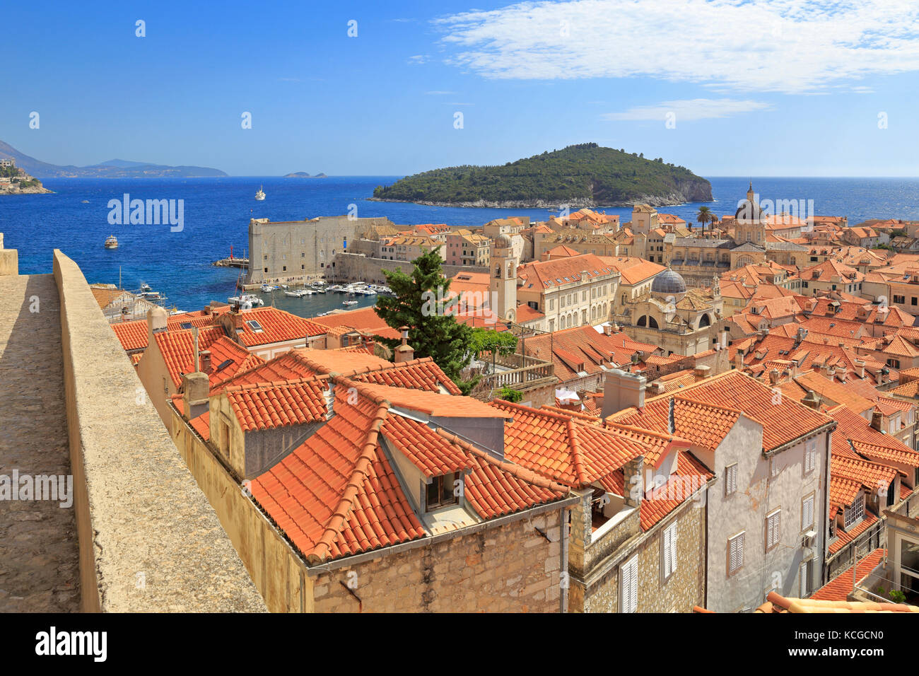 Vieille ville de Dubrovnik et distant Otok Lokrum des murs de la ville, la Croatie, l'UNESCO World Heritage site, Dalmatie, côte dalmate, l'Europe. Banque D'Images