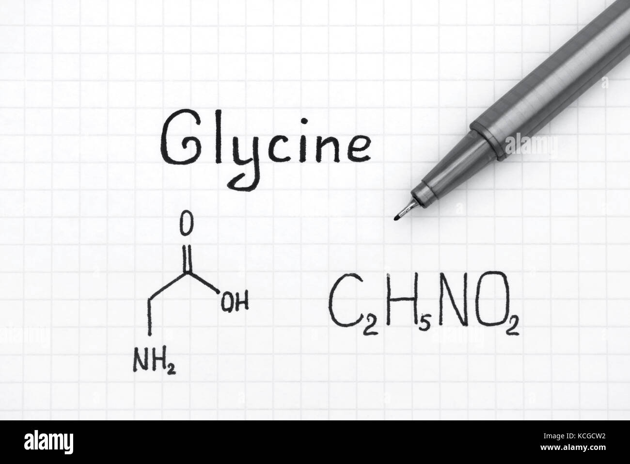 Formule chimique de la glycine avec stylo noir. close-up. Banque D'Images