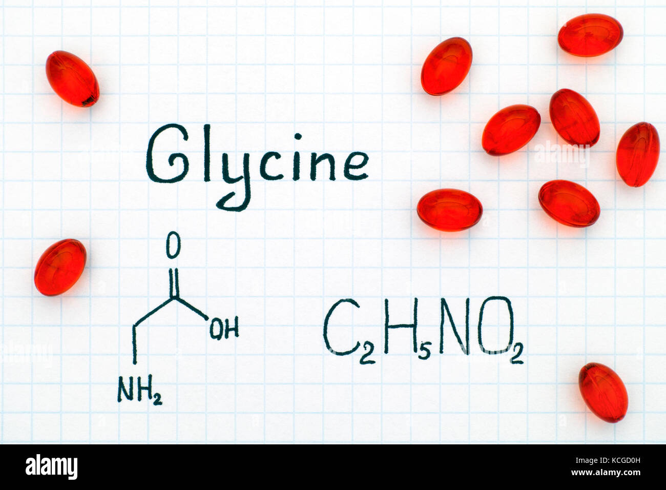 Formule chimique de la glycine avec certaines pilules rouge. close-up. Banque D'Images