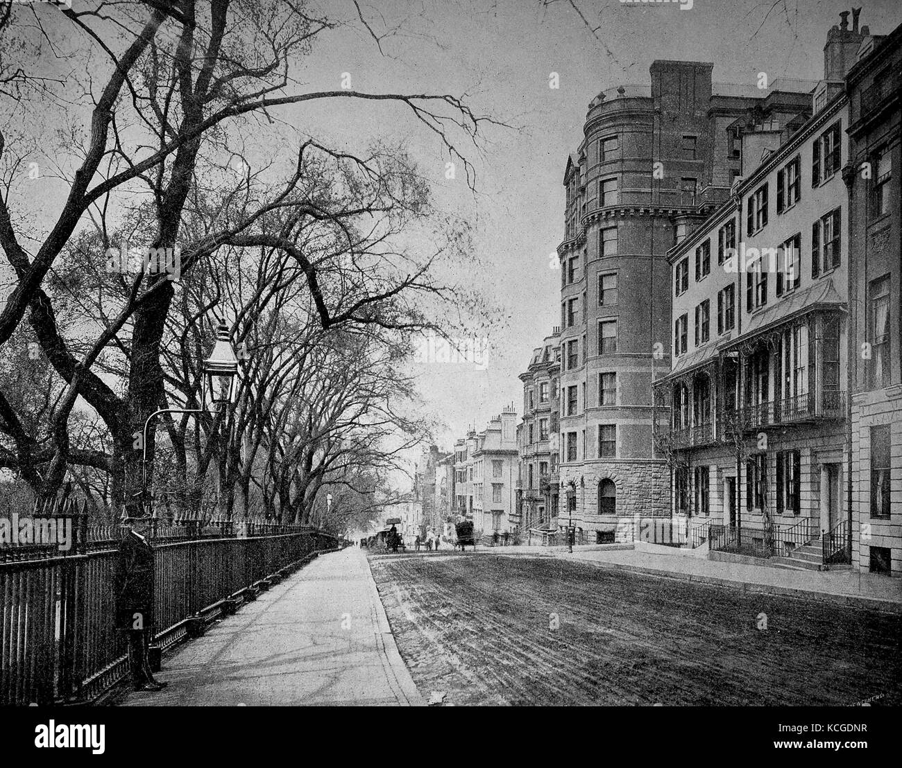 États-unis d'Amérique, de la construction et de scène de rue de Beacon Street à Boston, l'état de Massachussetts, amélioration numérique reproduction d'une photo historique de l'année 1899 (estimé) Banque D'Images