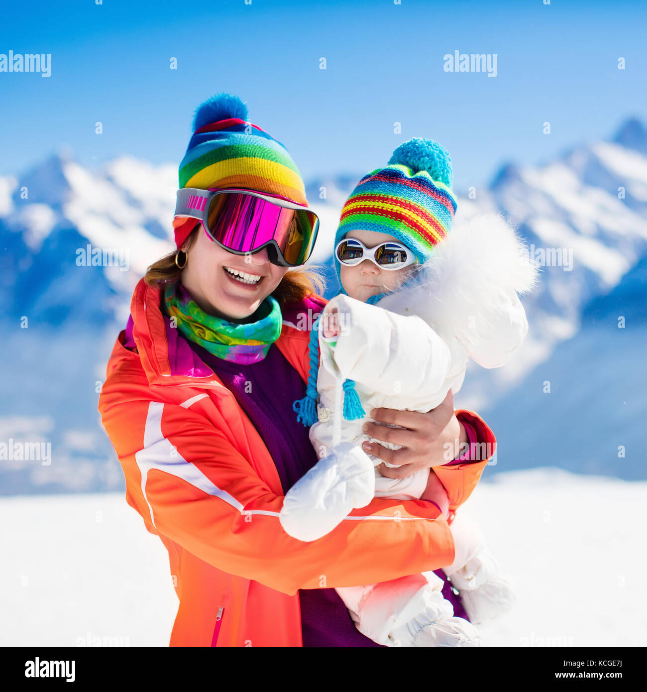 Jeune mère et petit bébé profiter de l'hiver ski vacances en station de ski  lunettes. et la protection contre le soleil lunettes de soleil pour  enfants. famille avec safe goggle Photo Stock -