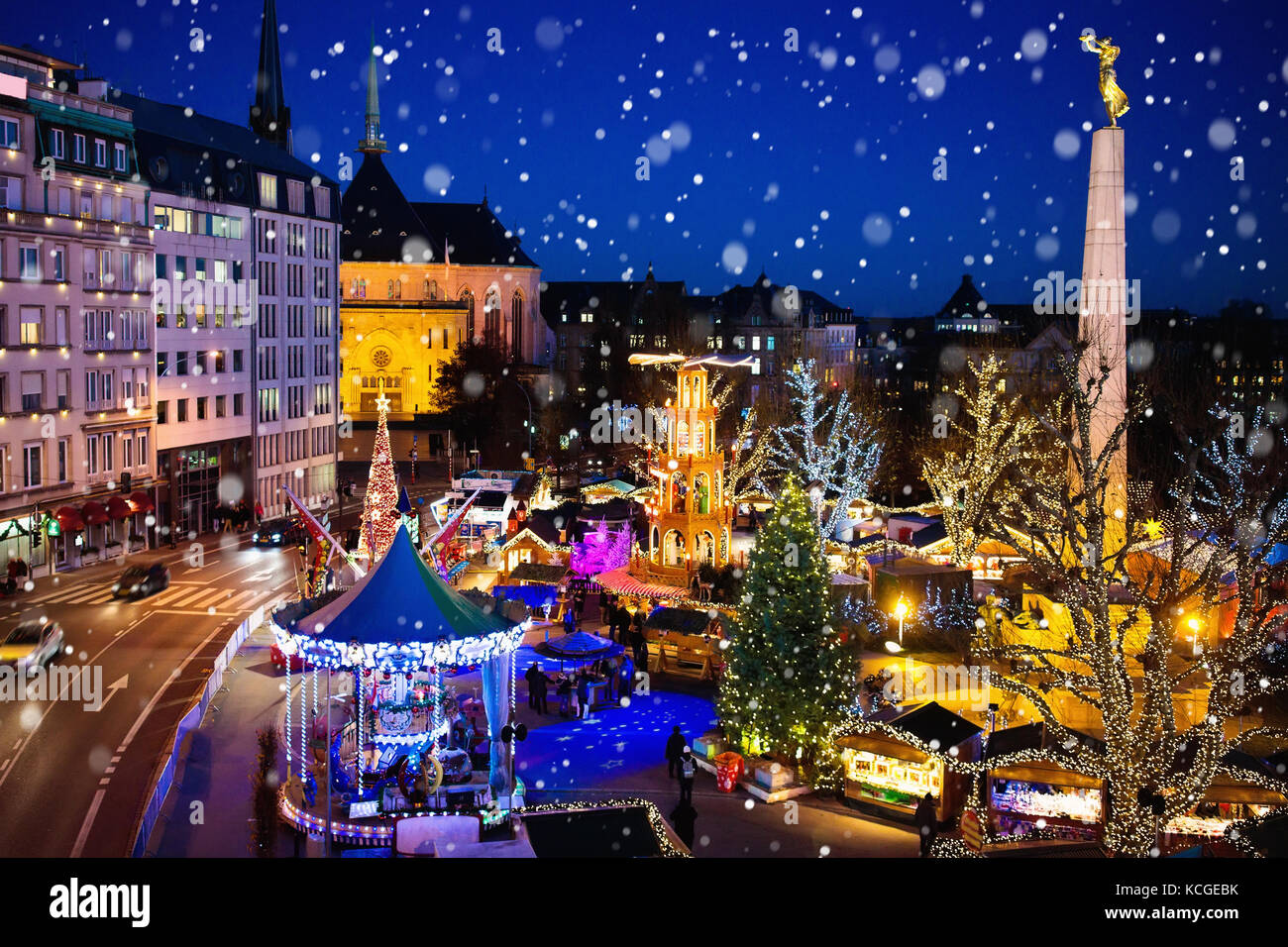 Foire de Noël à Luxembourg. Vue aérienne sur le marché traditionnel de Noël  dans le vieux centre-ville européen. Ville décorée pour les vacances  d'hiver. Divertissement et sh Photo Stock - Alamy