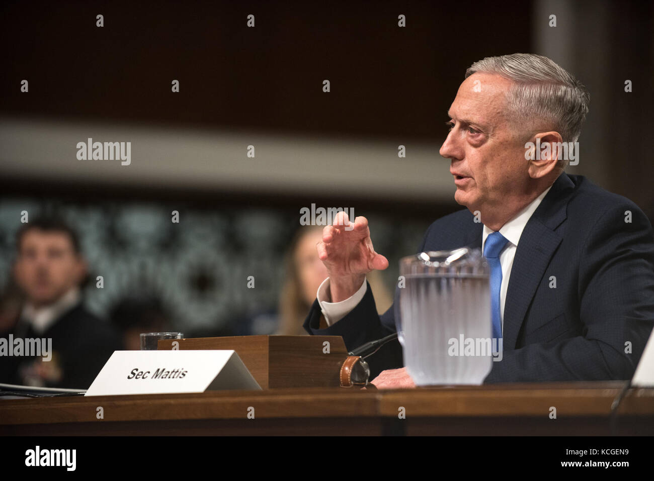 Le Secrétaire de la Défense Jim Mattis témoigne lors d'une audience du Comité des forces armées du Sénat sur la colline du Capitole, le 3 octobre 2017. Banque D'Images Le Secrétaire de la Défense Jim Mattis témoigne lors d'une audience du Comité des forces armées du Sénat sur la colline du Capitole, le 3 octobre 2017. Banque D'Images