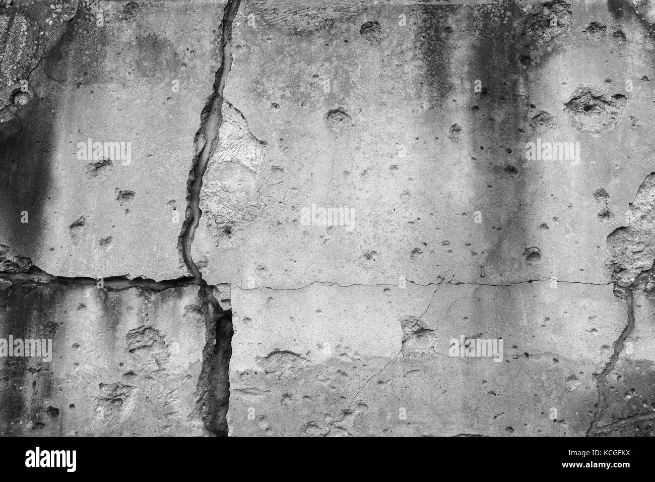 Vieux Mur fissurés, endommagés et avec de vrais trous de balle à partir de la seconde guerre mondiale à Gdansk, Pologne. texture de fond avec vignette en noir et blanc. Banque D'Images