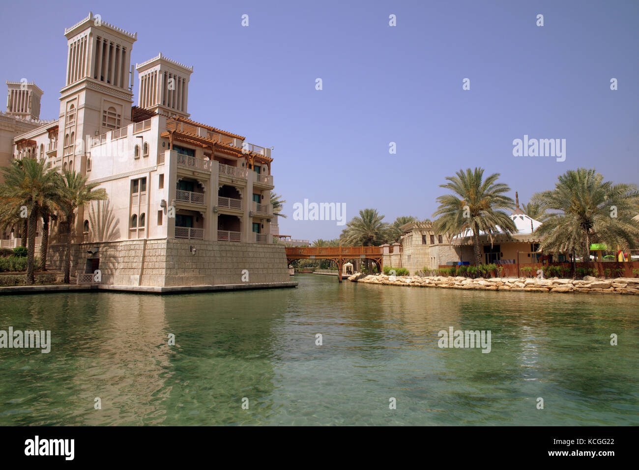 Suivant les canaux d'hôtels de luxe à Jumeirah, Dubai, Émirats arabes unis Banque D'Images