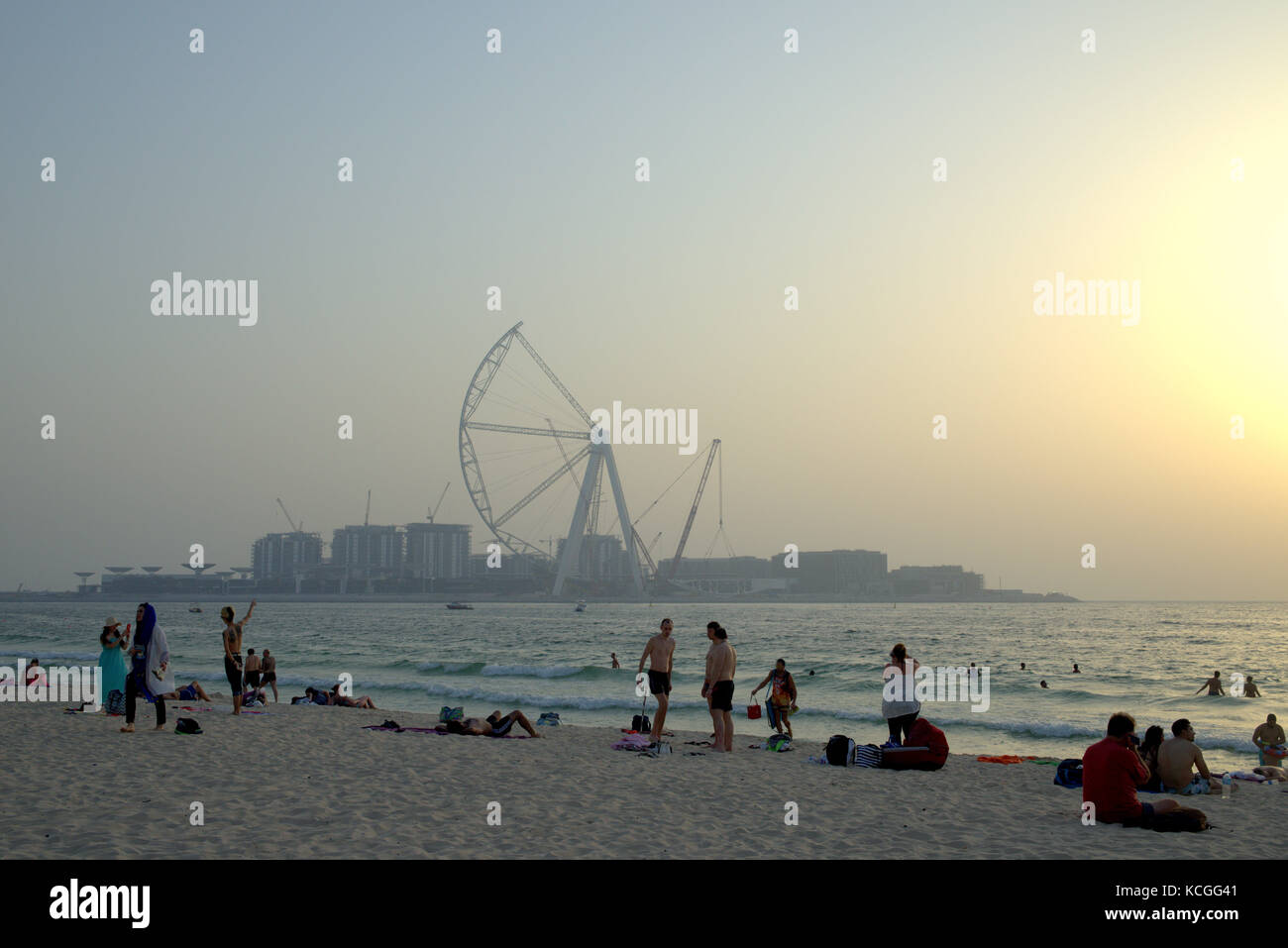 Vue de la plage de Jumeirah, dubaï résident eye (ain) dans l'île de Dubaï bluewaters en construction Banque D'Images