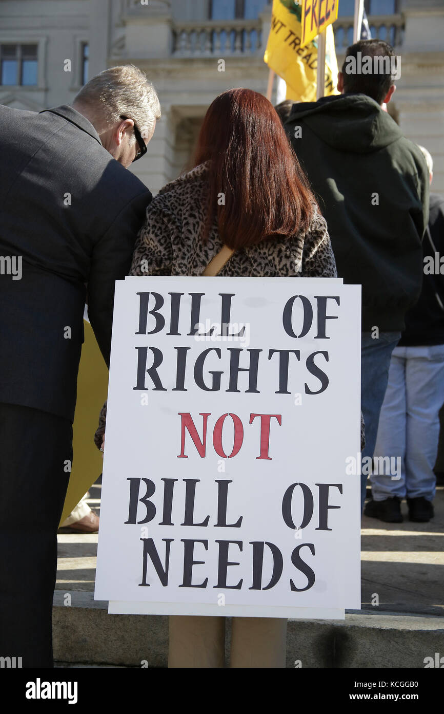 Atlanta, Géorgie, USA, 19 janvier 2013, une femme est titulaire d'un signe de protestation la lecture du projet de loi de l'homme de loi pas de besoins, au 2e amendement rally, State Capitol Banque D'Images