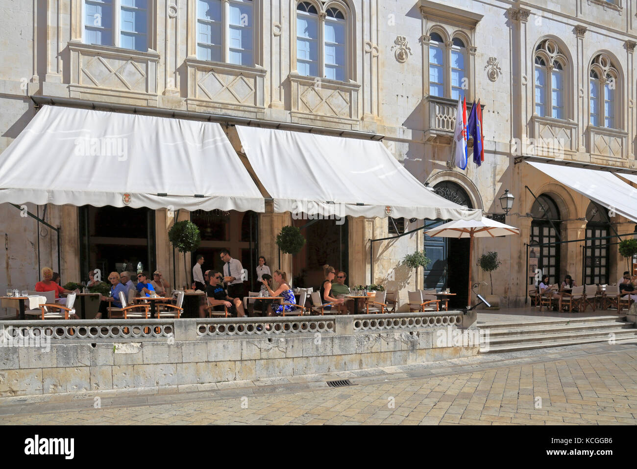 L'Hôtel de ville et terrasse de café dans la vieille ville de Dubrovnik, Croatie, UNESCO World Heritage site, Dalmatie, côte dalmate, l'Europe. Banque D'Images