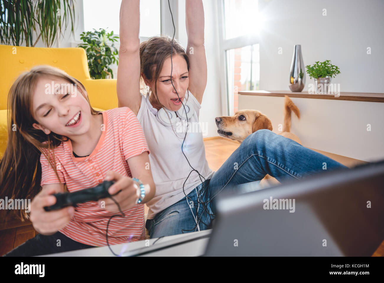 Mère et fille jouer à des jeux vidéo sur ordinateur portable à la maison Banque D'Images