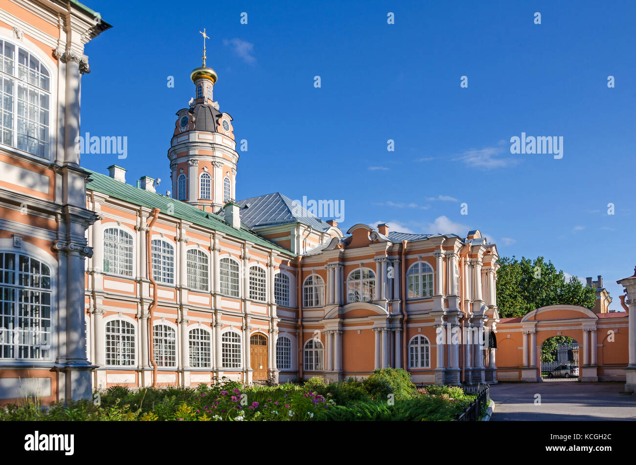 Terrain du monastère de la laure Alexandre Nevsky saint metropolitan avec les bâtiments et l'église baroque du Saint prince fiodor dans Saint Petersburg Banque D'Images