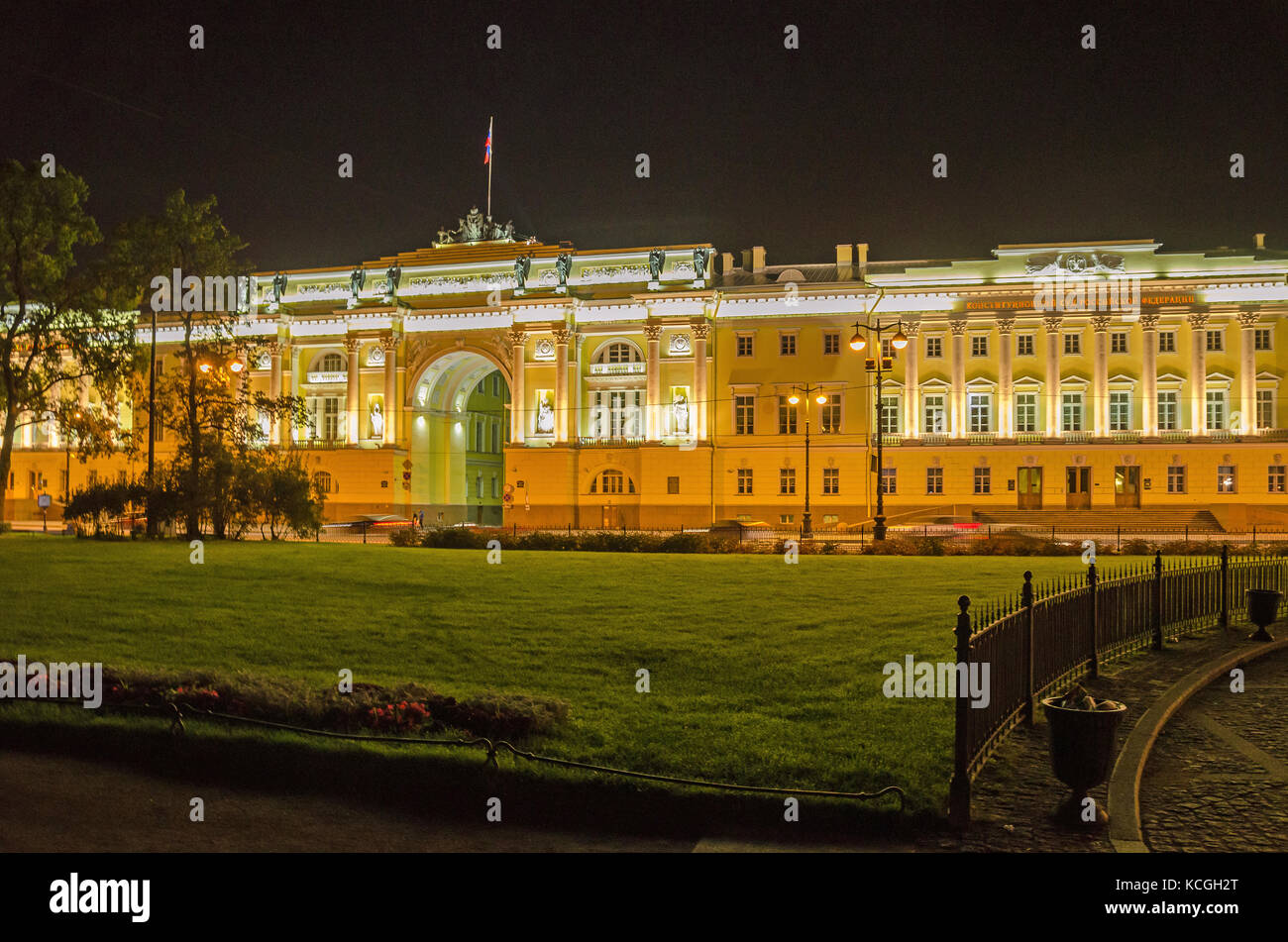 Bureau du Sénat édifice construit par Carlo di Giovanni Rossi, la Cour constitutionnelle de la Fédération de Russie, la nuit à Saint Pétersbourg, Russie. Banque D'Images