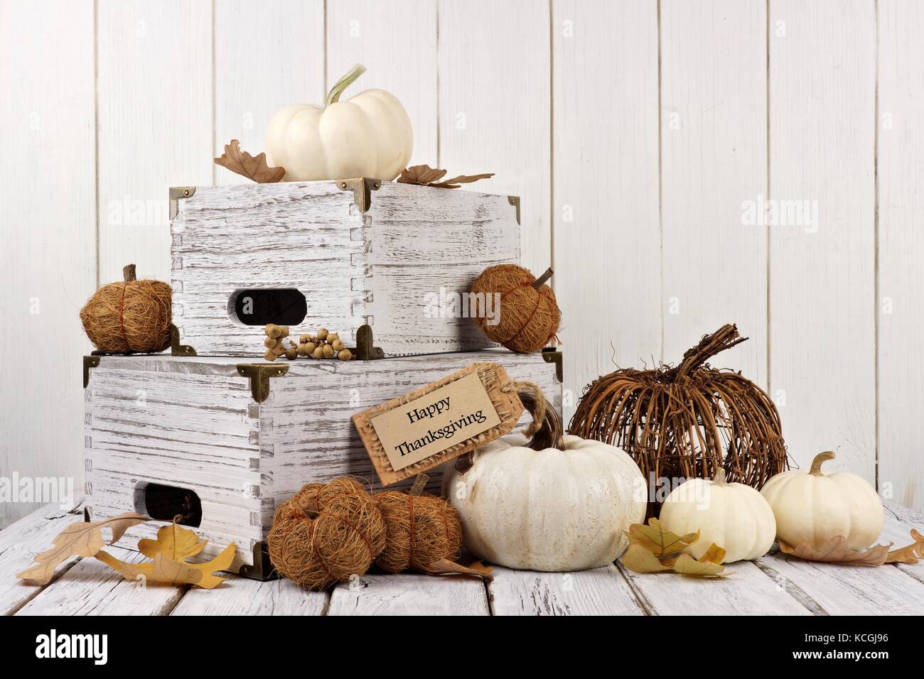Joyeux thanksgiving tag shabby chic avec un décor d'automne contre un arrière-plan en bois blanc Banque D'Images
