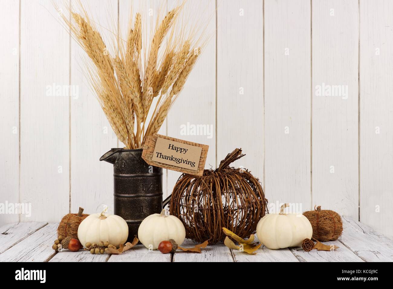 Joyeux thanksgiving tag, citrouilles et l'automne décor à la maison avec un fond de bois blanc Banque D'Images