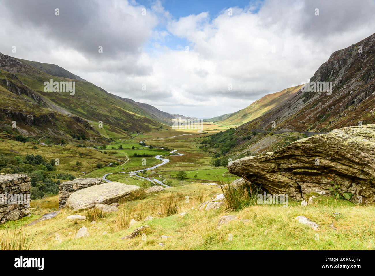 Nant ffrancon valley de foel goch, sur la gauche à pen an wen ole sur la droite, le parc national de Snowdonia, le Pays de Galles Banque D'Images