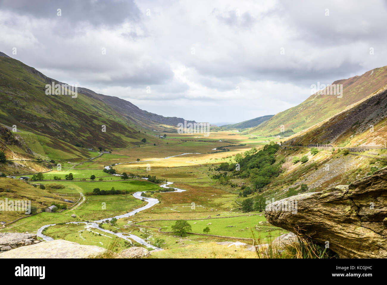 Nant ffrancon valley de foel goch, sur la gauche à pen an wen ole sur la droite, le parc national de Snowdonia, le Pays de Galles Banque D'Images
