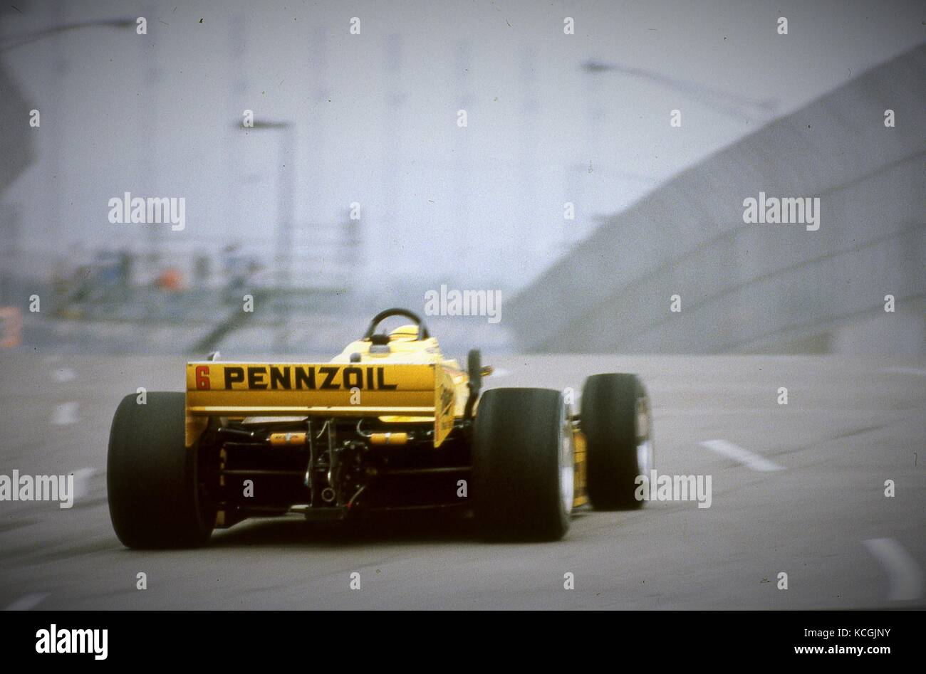 Voitures de course high-tech, à grande vitesse sur le circuit de Meadowlands dans le New Jersey dans les années 1980 Banque D'Images