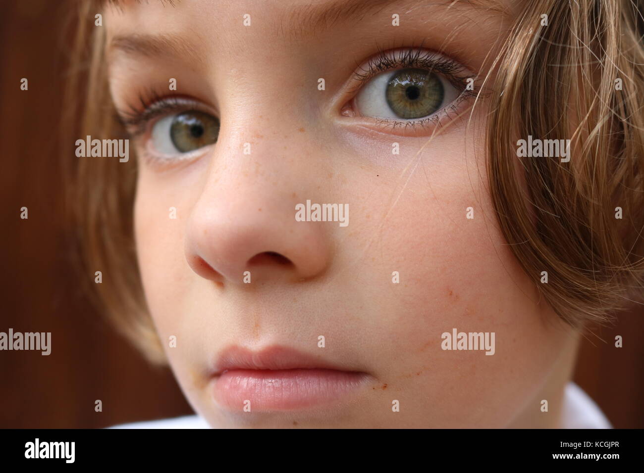 Portrait d'une petite fille effrayée encore curieux Banque D'Images